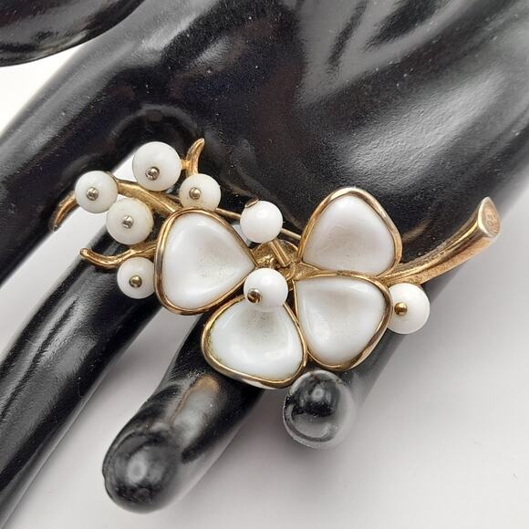 Vintage Trifari White Milk Glass Beaded Brooch - Picture 5 of 8